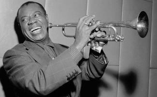Louis Armstrong mit Trompete