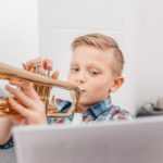 Kind, das Trompete spielt